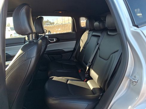 Used 2025 Jeep Compass Limited image 10