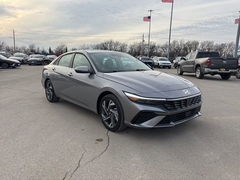Used 2025 Hyundai Elantra Limited image 1