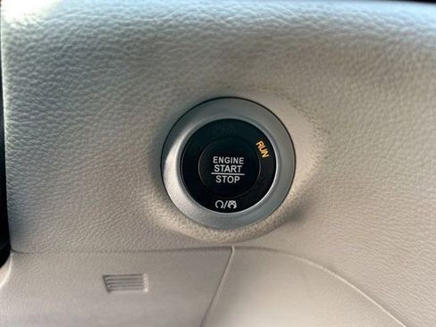 Used 2023 Chrysler Pacifica Touring-L FWD image 22