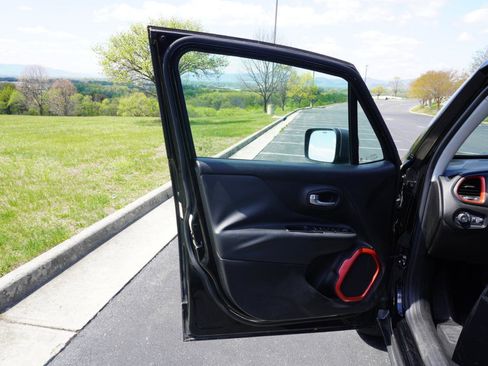 Used 2017 Jeep Renegade Trailhawk image 21