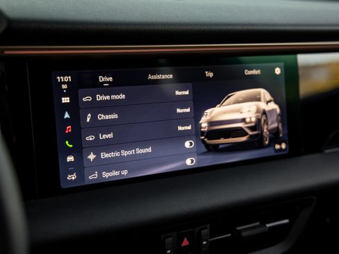 Certified 2025 Porsche Macan Electric RWD image 30