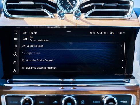 Used 2021 Bentley Bentayga image 73