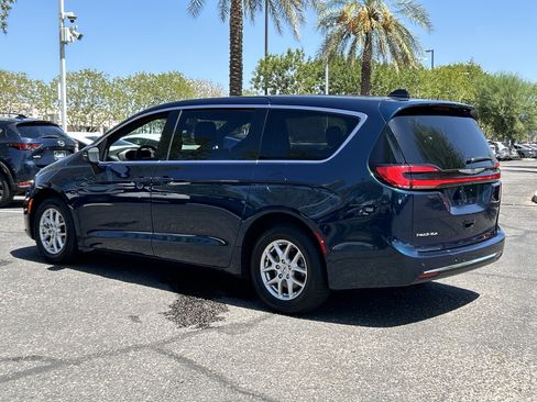 Used 2025 Chrysler Pacifica Select FWD image 3