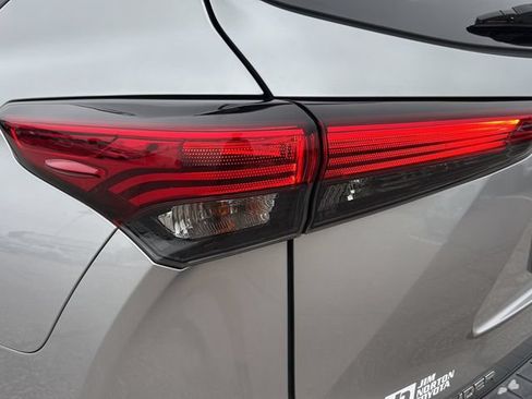 Used 2022 Toyota Highlander XSE FWD image 28