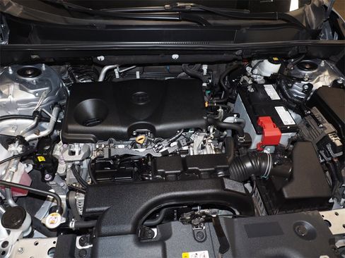 Used 2021 Toyota RAV4 LE image 17