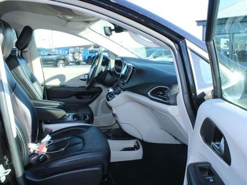 Used 2024 Chrysler Pacifica Touring-L image 12