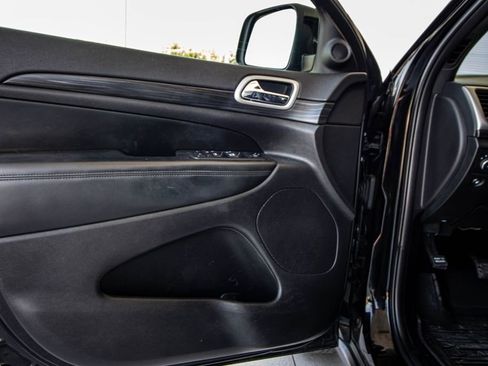 Used 2020 Jeep Grand Cherokee Laredo w/ Security & Convenience Group image 19