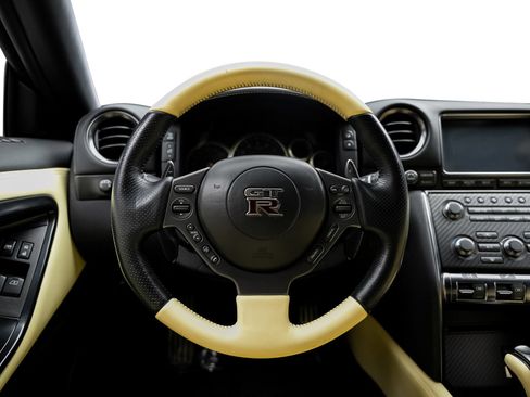 Used 2016 Nissan GT-R Premium AWD/4WD image 32