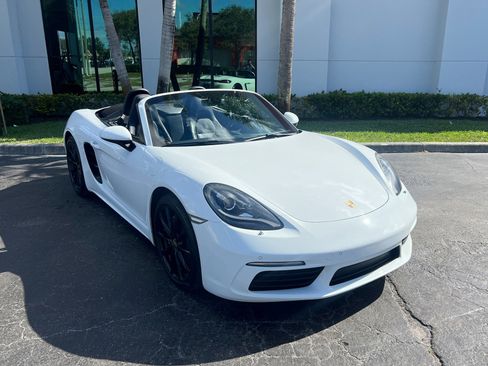 Used 2017 Porsche 718 Boxster image 4