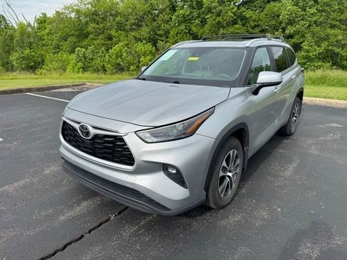 Used 2023 Toyota Highlander XLE AWD/4WD image 7