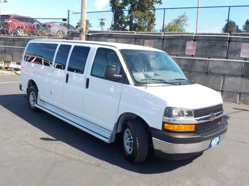 Used 2017 Chevrolet Express 3500 LT w/ LT Preferred Equipment Group RWD image 9