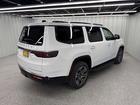 Used 2025 Jeep Wagoneer 2WD image 6