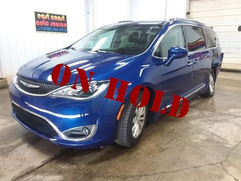 Used 2018 Chrysler Pacifica Touring-L image 1