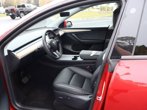 Used 2024 Tesla Model Y Long Range image 18