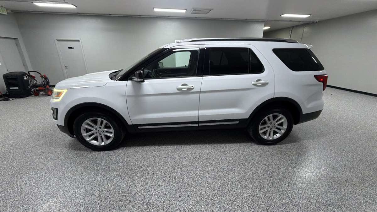 Used 2016 Ford Explorer XLT FWD image 6