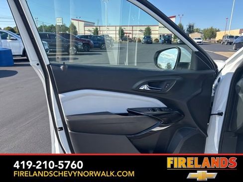 New 2025 Chevrolet Trax LT w/ Sunroof Package image 13