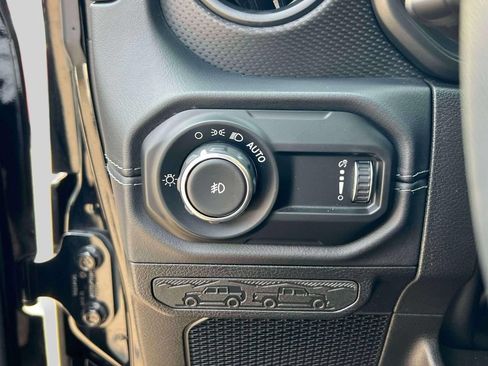 Used 2025 Jeep Wrangler Unlimited Rubicon AWD/4WD image 18