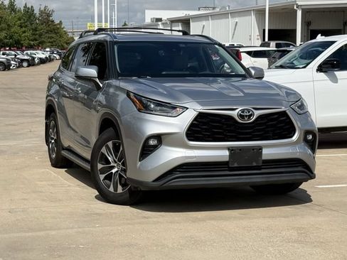 Used 2021 Toyota Highlander XLE AWD/4WD image 2