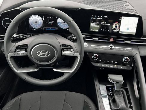 New 2025 Hyundai Elantra SEL image 17