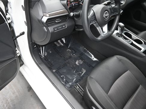 Used 2024 Nissan Altima 2.5 SV image 12