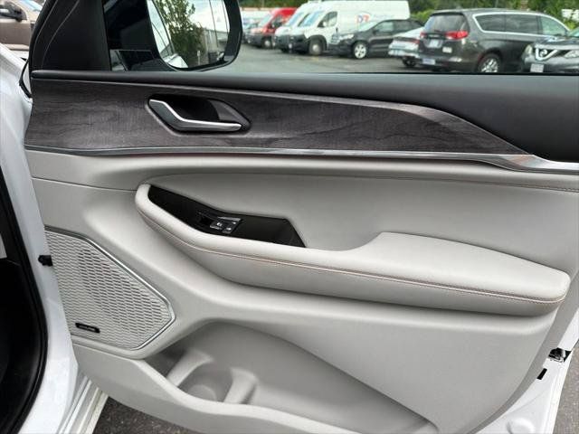 Certified 2023 Jeep Grand Cherokee Overland AWD/4WD image 47