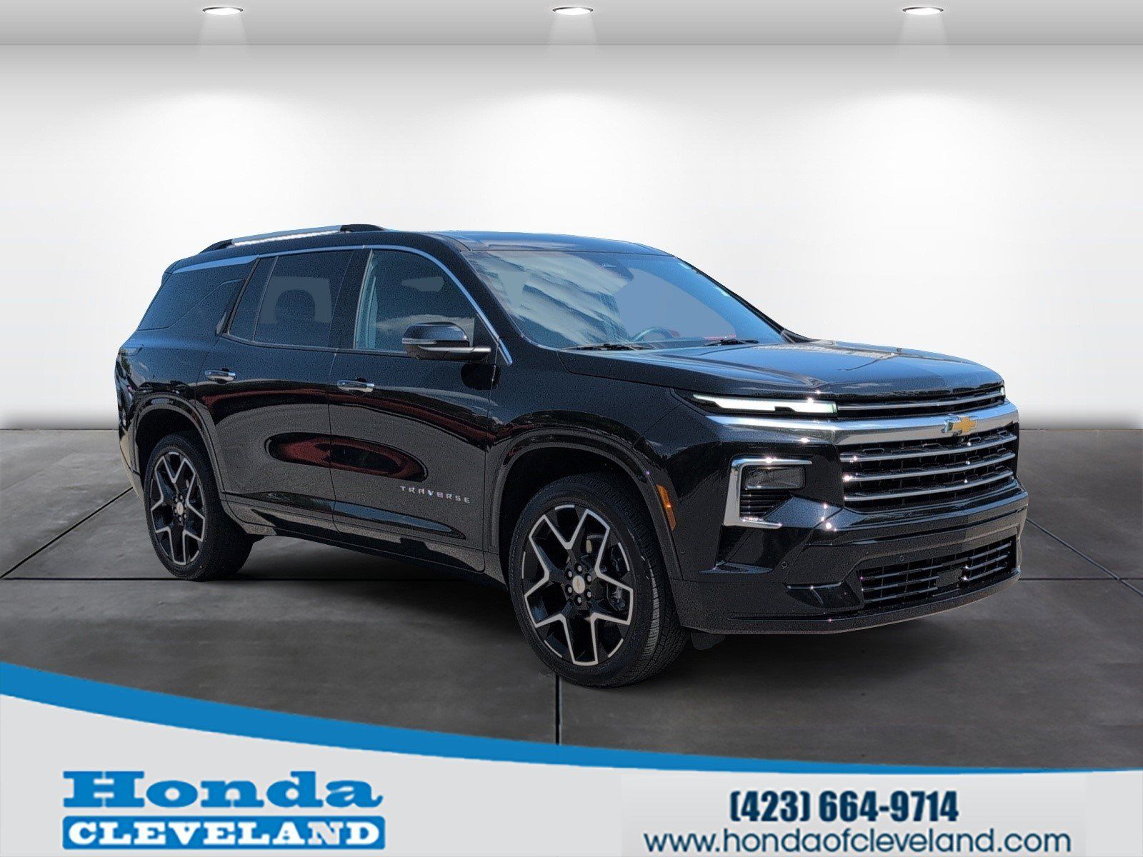 Used 2025 Chevrolet Traverse High Country FWD image 1