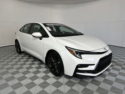 Used 2024 Toyota Corolla SE FWD image 2