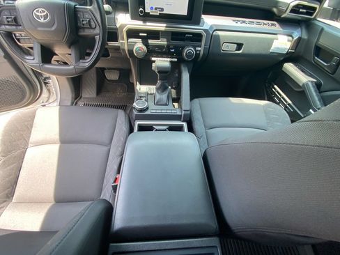 Used 2025 Toyota Tacoma SR5 AWD/4WD image 11
