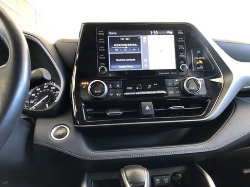 Used 2020 Toyota Highlander XLE image 26