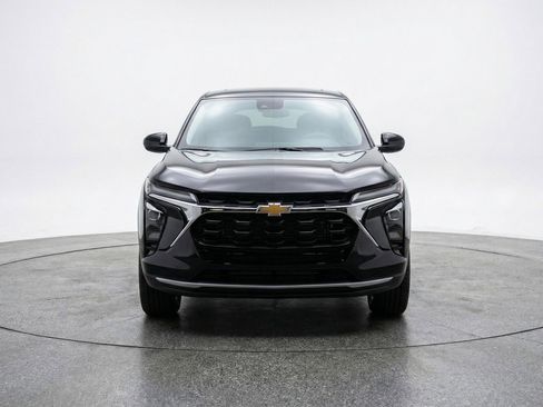 Used 2025 Chevrolet Trax LT FWD image 2