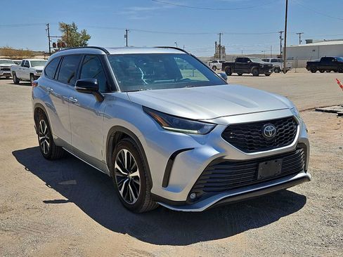 Used 2022 Toyota Highlander XSE FWD image 2