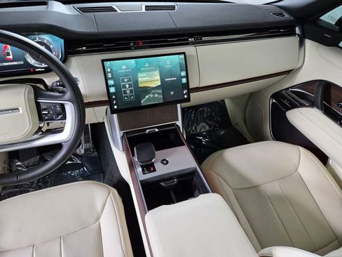 Used 2025 Land Rover Range Rover Long Wheelbase SE image 18