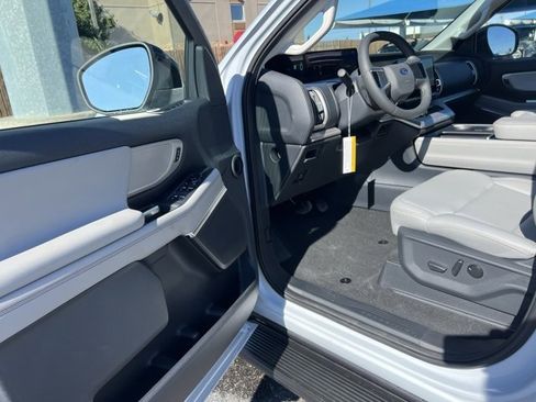 New 2025 Ford Expedition Active image 10