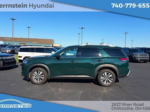 Used 2024 Nissan Pathfinder SL w/ Black Appearance Package AWD/4WD image 4