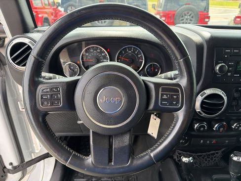 Used 2015 Jeep Wrangler Unlimited Sahara w/ Connectivity Group AWD/4WD image 37