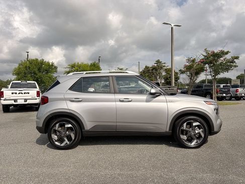 Used 2025 Hyundai Venue SEL FWD image 2