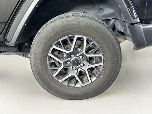 Used 2025 Jeep Wrangler Unlimited Sahara AWD/4WD image 11