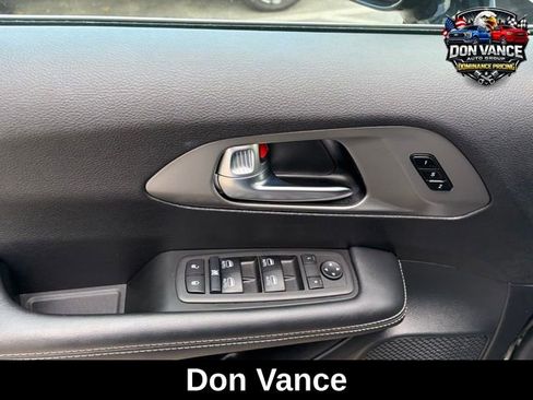 Used 2025 Chrysler Pacifica Select image 10