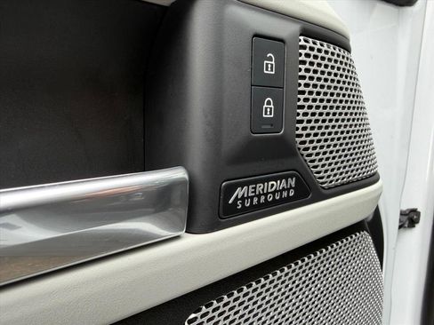 Used 2023 Land Rover Defender 130 SE image 12