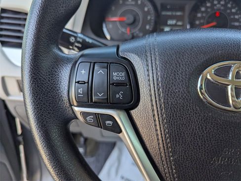 Certified 2017 Toyota Sienna L image 31