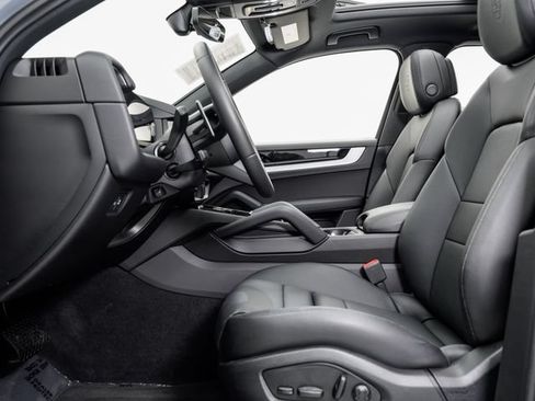 Certified 2025 Porsche Cayenne AWD/4WD image 6
