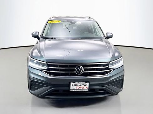 Used 2024 Volkswagen Tiguan SE image 2