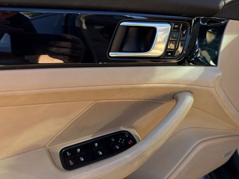 Used 2018 Porsche Panamera w/ Premium Package image 17