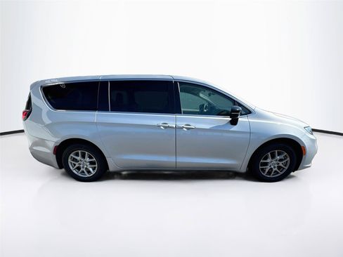Used 2024 Chrysler Pacifica Touring-L FWD image 6
