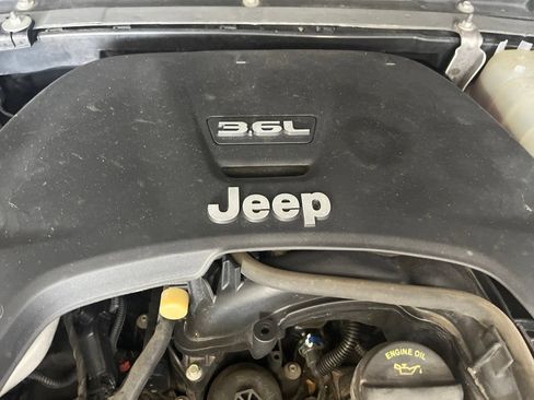 Used 2018 Jeep Wrangler Unlimited Sahara AWD/4WD image 10