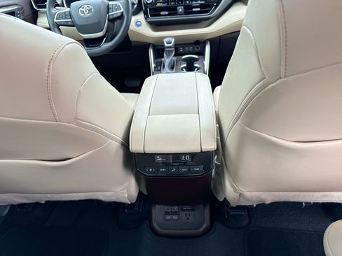 Used 2022 Toyota Highlander Limited image 22