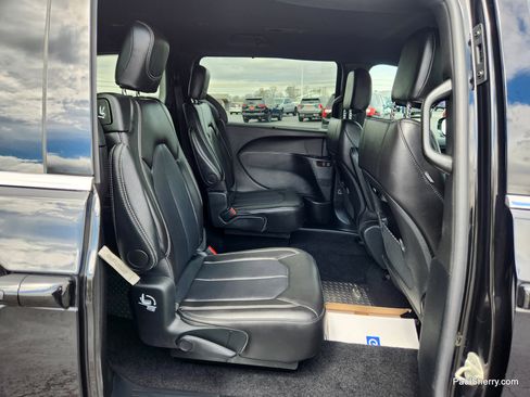 Used 2026 Chrysler Pacifica Select image 53