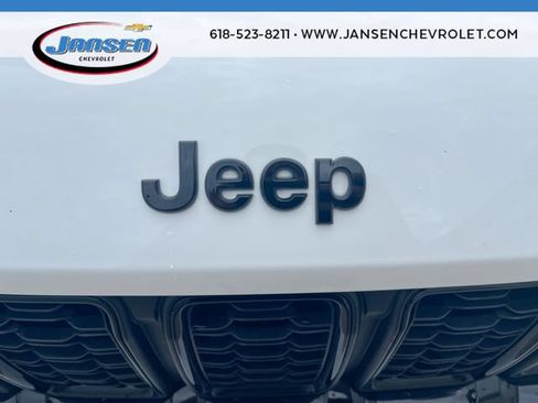 Used 2025 Jeep Grand Cherokee Altitude AWD/4WD image 30