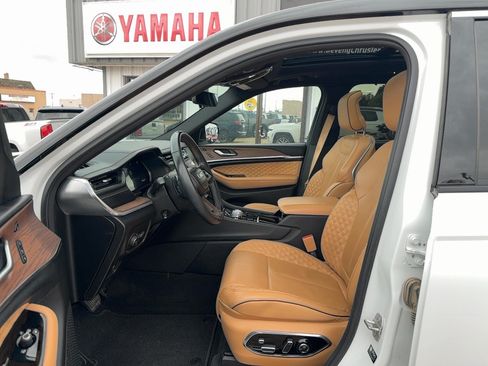 Used 2022 Jeep Grand Cherokee L Summit w/ Advanced Protech Group IV AWD/4WD image 12