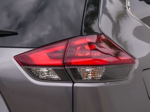 Used 2018 Nissan Rogue SV FWD image 10